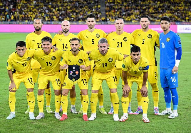 Alineación de Malasia, con Garcés segundo a la derecha en la fila superior. En el centro, con el '5', el bilbaíno Irazabal.