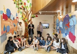 La directora del Guggenheim, Miren Arzalluz, flanqueada por Lucía Torrealday, viceconsejera de Políticas Educativas del Gobierno vasco y Maider López, artista colaboradora del programa.