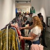 Billy, el joven valenciano de 22 años que trae a Bilbao una tienda efímera con ropa vintage a 9 euros