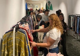 Billy, el joven valenciano de 22 años que trae a Bilbao una tienda efímera con ropa vintage a 9 euros