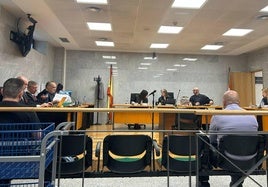 Dos de los acusados, de espaldas, durante el juicio celebrado ayer en la Sección Segunda de la Audiencia de Bizkaia.