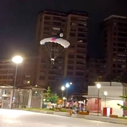 El saltador del domingo aterrizó en la plaza de la Intermodal.