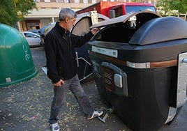 Contenedor de orgánico en un barrio de Vitoria.