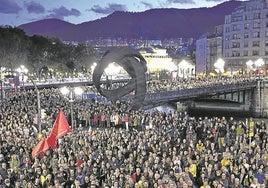 Miles de personas, incluidos representantes de PNV y EH Bildu, se manifestaron en 2023 ante la «ofensiva judicial» contra el euskera.