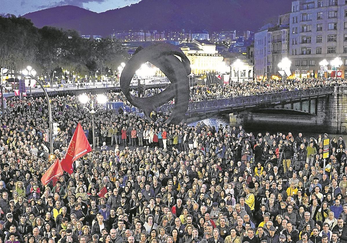 Miles de personas, incluidos representantes de PNV y EH Bildu, se manifestaron en 2023 ante la «ofensiva judicial» contra el euskera.