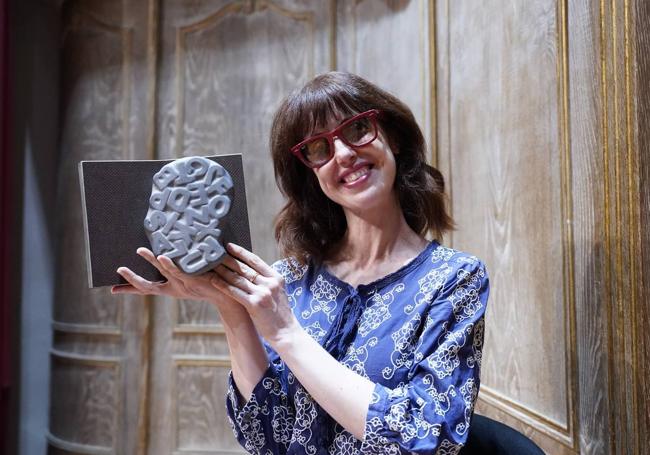 Irene Vallejo con el Premio de Periodismo de EL CORREO.