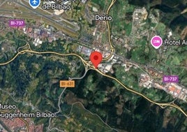 Herido grave un motorista al chocar contra un camión en la carretera que une Derio y Mungia