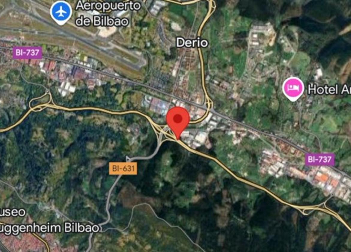 Herido grave un motorista al chocar contra un camión en la carretera que une Derio y Mungia