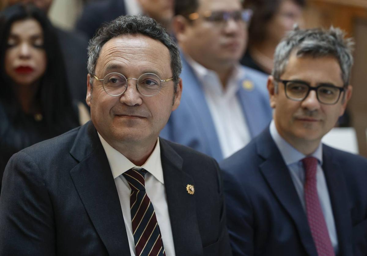 El fiscal general del Estado, Álvaro García Ortiz (i), junto al ministro de Presidencia, Justicia y Relaciones con las Cortes, Félix Bolaños.