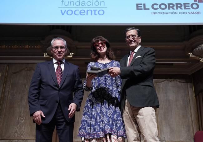 Irene Vallejo entre el director de EL CORREO, Oscar Villasante, y el presidente del diario, Enrique de Ybarra.