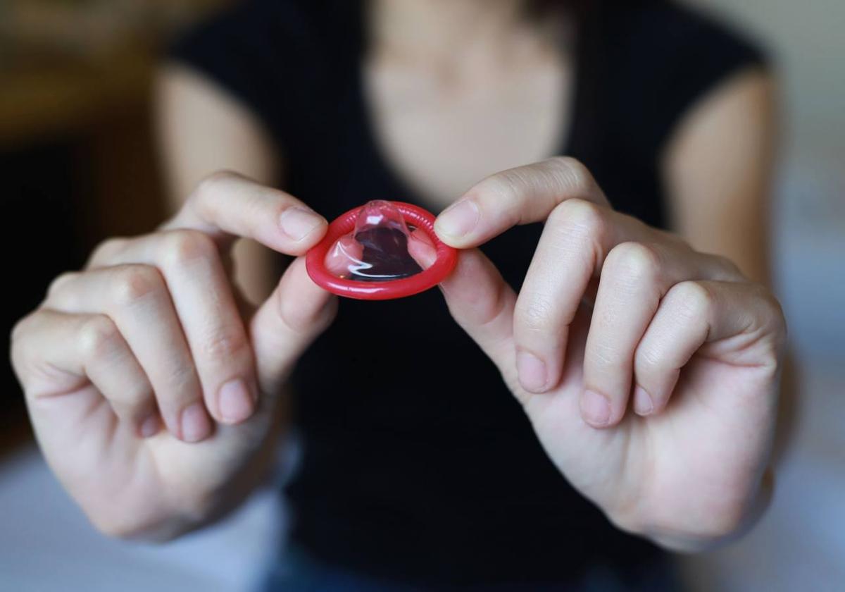 El preservativo se mantiene como una herramienta eficaz para prevenir las ITS.