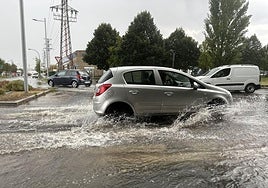 Balsas de agua generadas en la calzada tras una reciente tormenta en Vitoria.