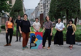 La directora de Zinegoak, Alaitz Arenzana (tercera por la derecha), y el resto del equipo organizador del festival.