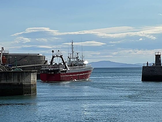 Un pesquero de altura sale a faenar desde el puerto de Ondarroa.