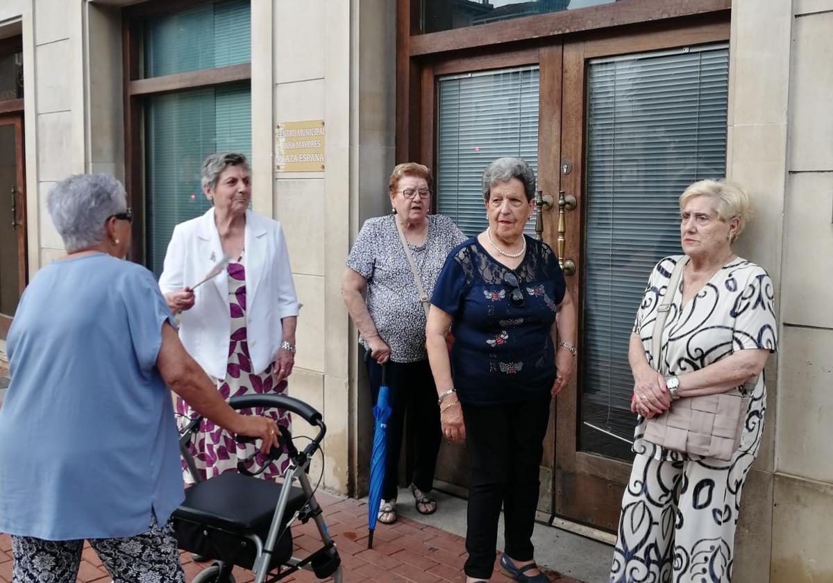 Las usuarias esperaron una hora en la puerta.
