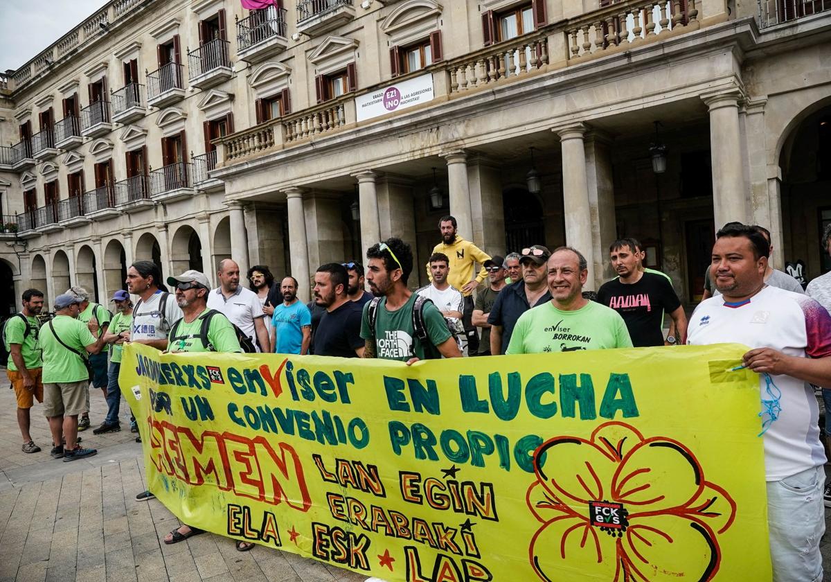 Concentración de los jardineros este miércoles en la plaza de España.