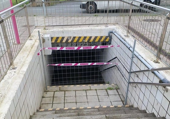 Imagen del paso subterráneo de Las Carreras vallado.