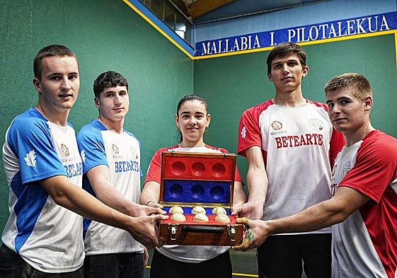 Cinco de los pelotaris finalistas del torneo Biharko Izarrak que asistieron a la elección de material.