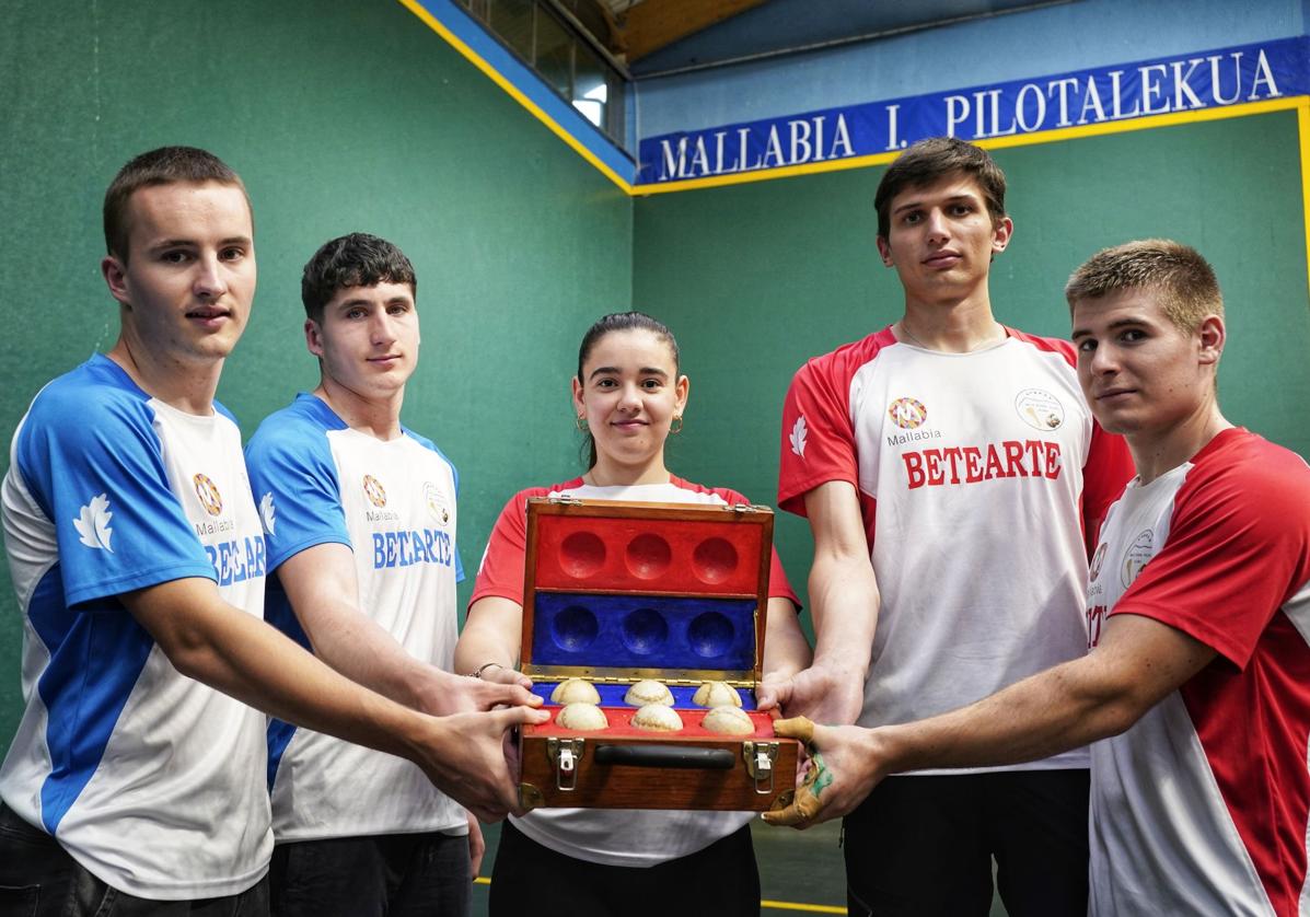 Cinco de los pelotaris finalistas del torneo Biharko Izarrak que asistieron a la elección de material.