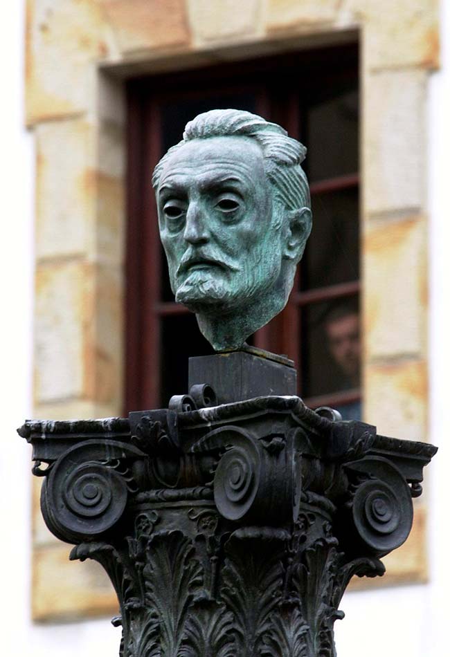 Busto de Miguel de Unamuno en Bilbao