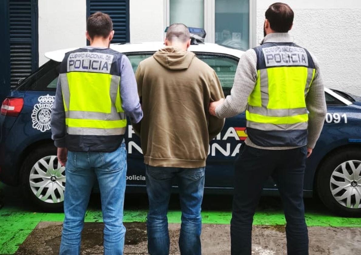 Momento de la detención del presunto pedófilo en Bilbao.