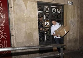 Salida de los agentes de la UCO de la sede de Servinabar con la documentación requisada.