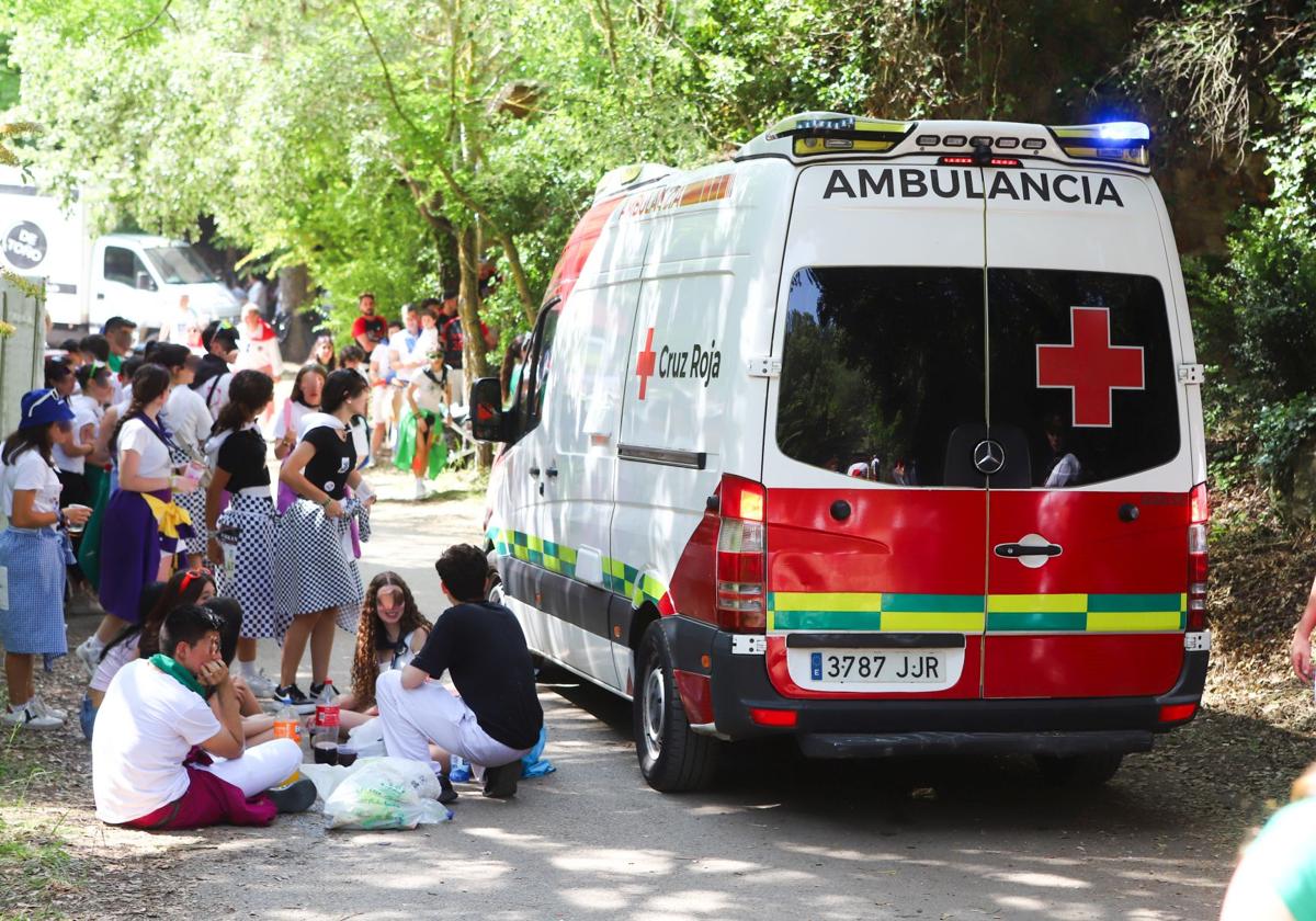 Una de las ambulancias disponibles el lunes en el monte.