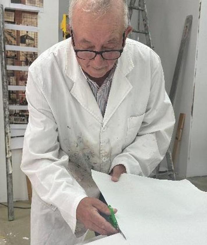 Imagen secundaria 2 - Tres momentos del proceso de reproducción del mural.