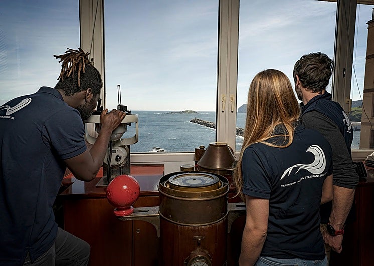 Alumnos de la Escuela Náutica Pesquera de Bermeo realizando prácticas en la sala de simulación de navegación del centro.
