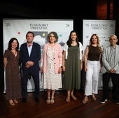 Roberto Ugarte, segundo por la izquierda, junto a la consejera Ibone Bengoetxea.