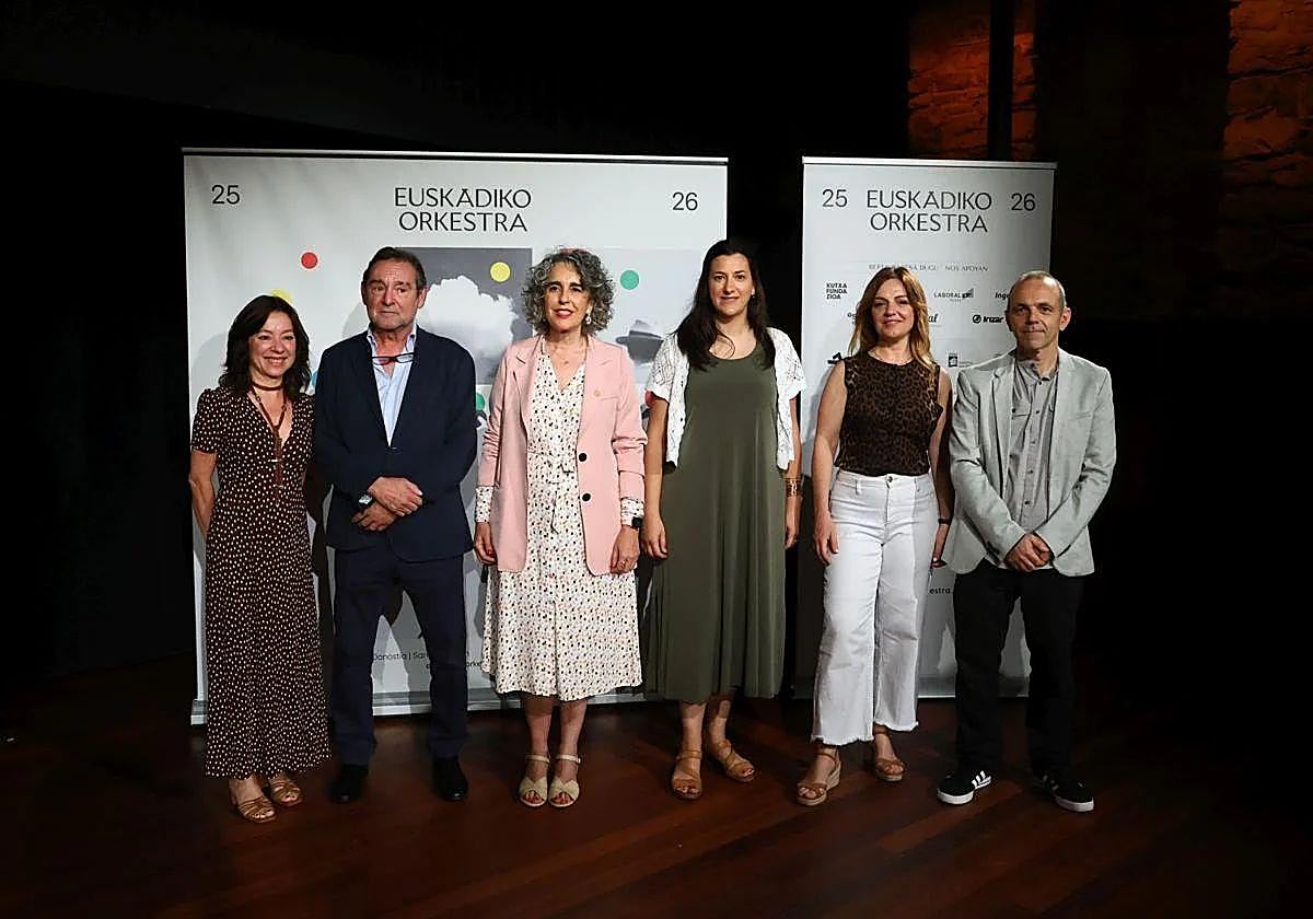 Roberto Ugarte, segundo por la izquierda, junto a la consejera Ibone Bengoetxea.