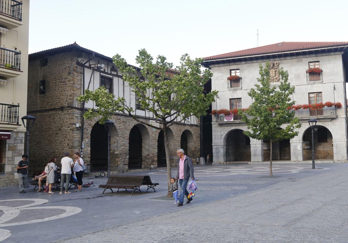 Vista de la plaza Zubiaur de Orozko.