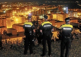 Varios agentes de la Policía Local de Barakaldo de patrulla durante la noche.