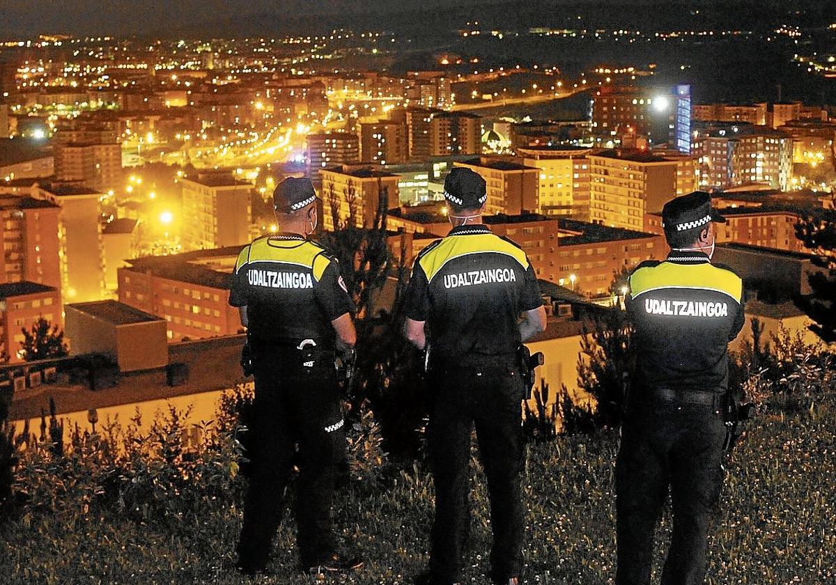 Varios agentes de la Policía Local de Barakaldo de patrulla durante la noche.