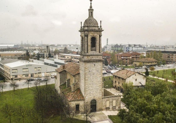 La iglesia de San Vicente y a la derecha, las dos casas de labranza que quedan en pie el viejo Arriaga.