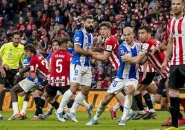 Villalibre y Guridi buscan el gol durante el último derbi en San Mamés.