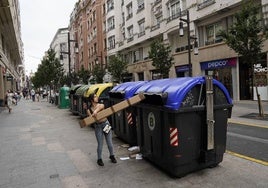 Los contenedores se alinean a la izquierda de la calle.