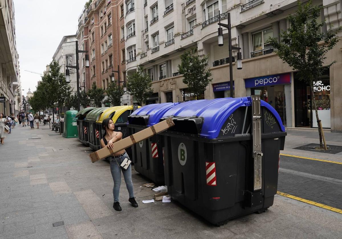 Los contenedores se alinean a la izquierda de la calle.