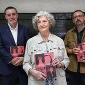Miguel Zugaza, Adelina Moya y Aimar Arriola, con la publicación.