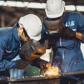 Dos operarios trabajan en una empresa del sector industrial.