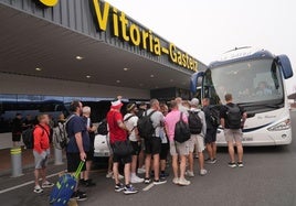Aficionados ingleses en el aeropuerto alavés.