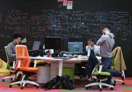 Empleados de Multiverse en la oficina de Miramon.
