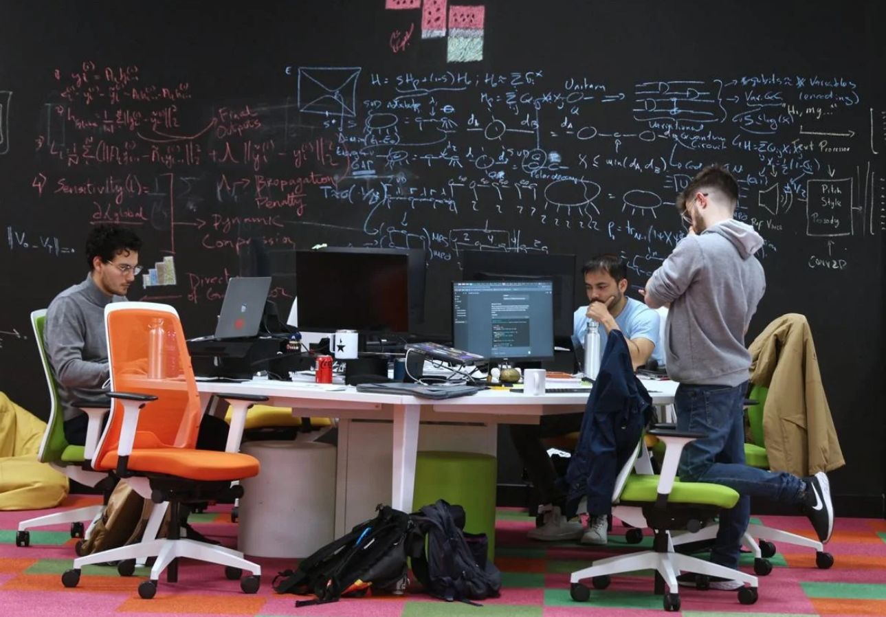 Multiverse Computing capta 189 millones de inversión en total para su tecnología de compresión de modelos de IA