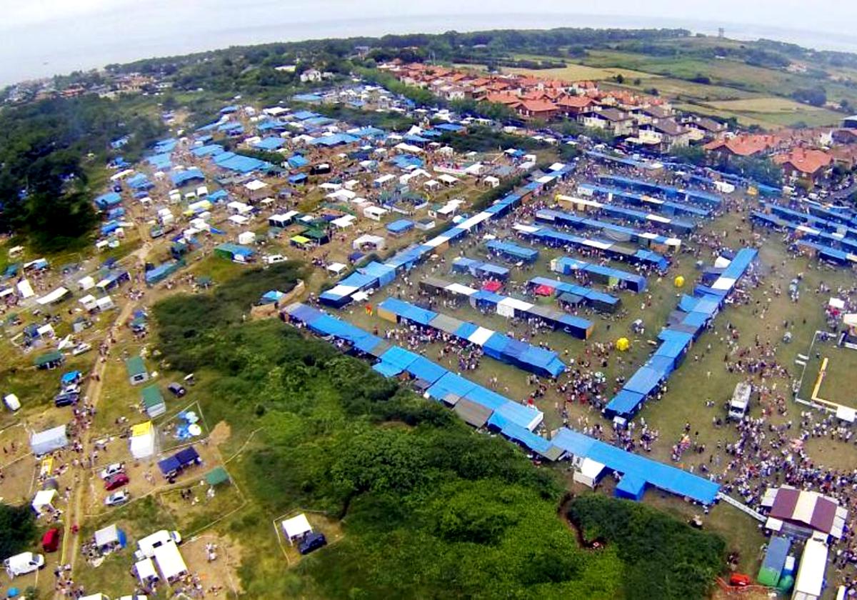 Vista aérea del certamen de paellas que se celebra en Aixerrota, con la zona oficial en primer término y el conocido como ´Bronx´ al fondo.