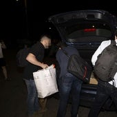 Salida de los agentes de la UCO de la sede de Servinabar con la documentación requisada.