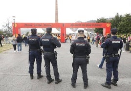 Agentes de la Ertzaintza vigilan la 'fan-zone' del Manchester en el parque Etxebarria de Bilbao, durante la final de la Europa League.