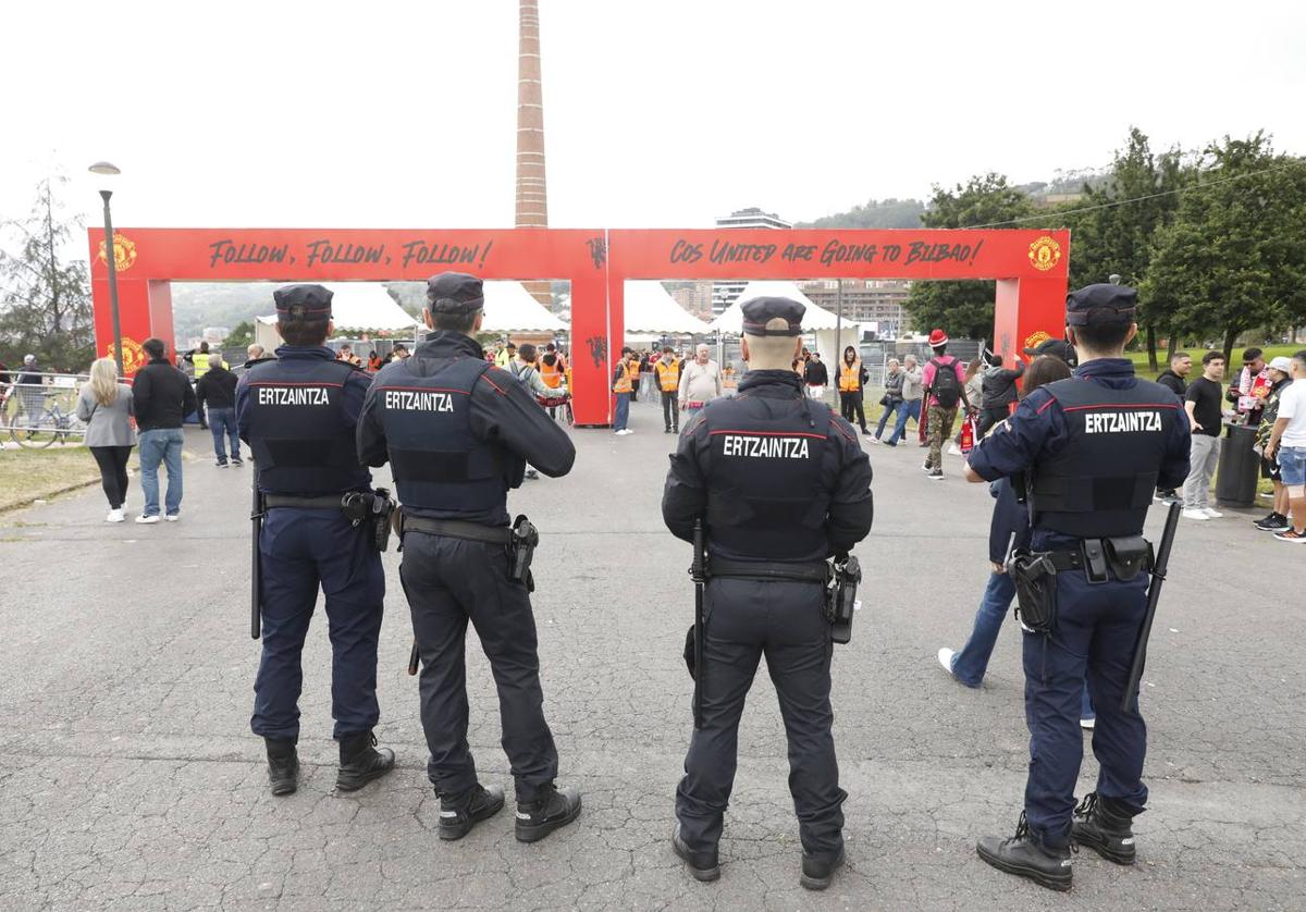 Agentes de la Ertzaintza vigilan la 'fan-zone' del Manchester en el parque Etxebarria de Bilbao, durante la final de la Europa League.