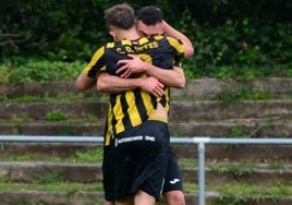 Dos jugadores del Getxo celebran un gol.