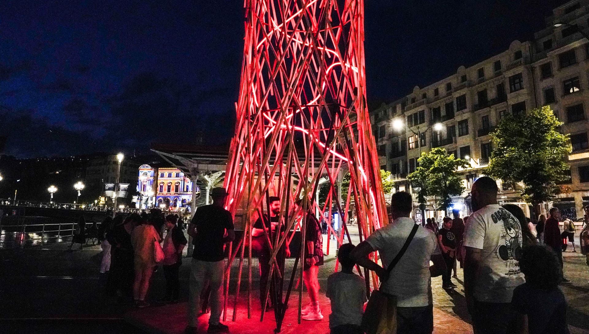 Gau zuria: 34 espectáculos de luces hacen que Bilbao brille