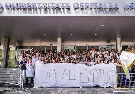 Concentración llevada a cabo por médicos este viernes en la entrada de Txagorritxu.